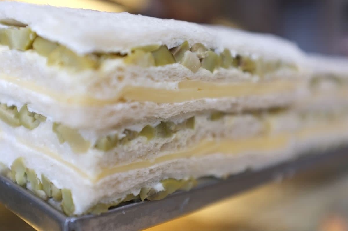 Aceitunas, huevo y queso